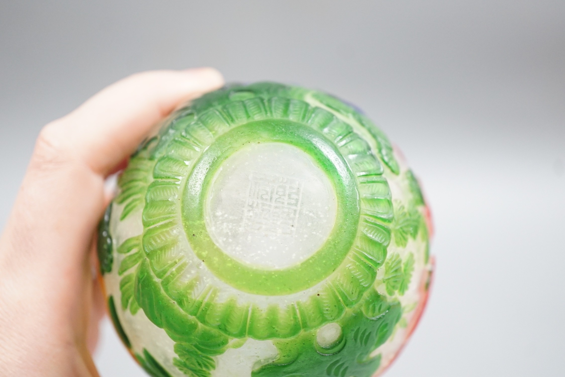 A Chinese overlaid glass vase, Qianlong seal mark. 9cm